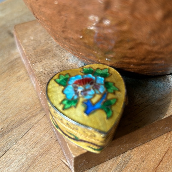 Petite Cloisonné heart shaped trinket box hand painted with flowers and etched - Picture 6 of 7
